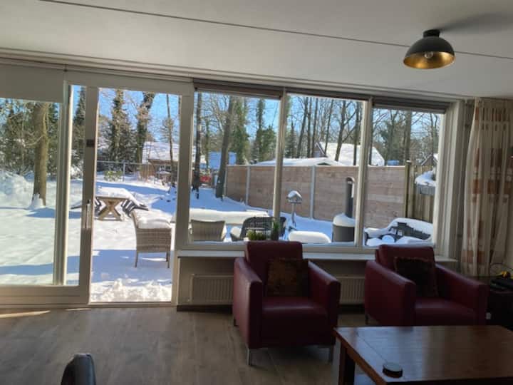 Woonkamer met open keuken Villa 't Hulzen 55 Winterswijk